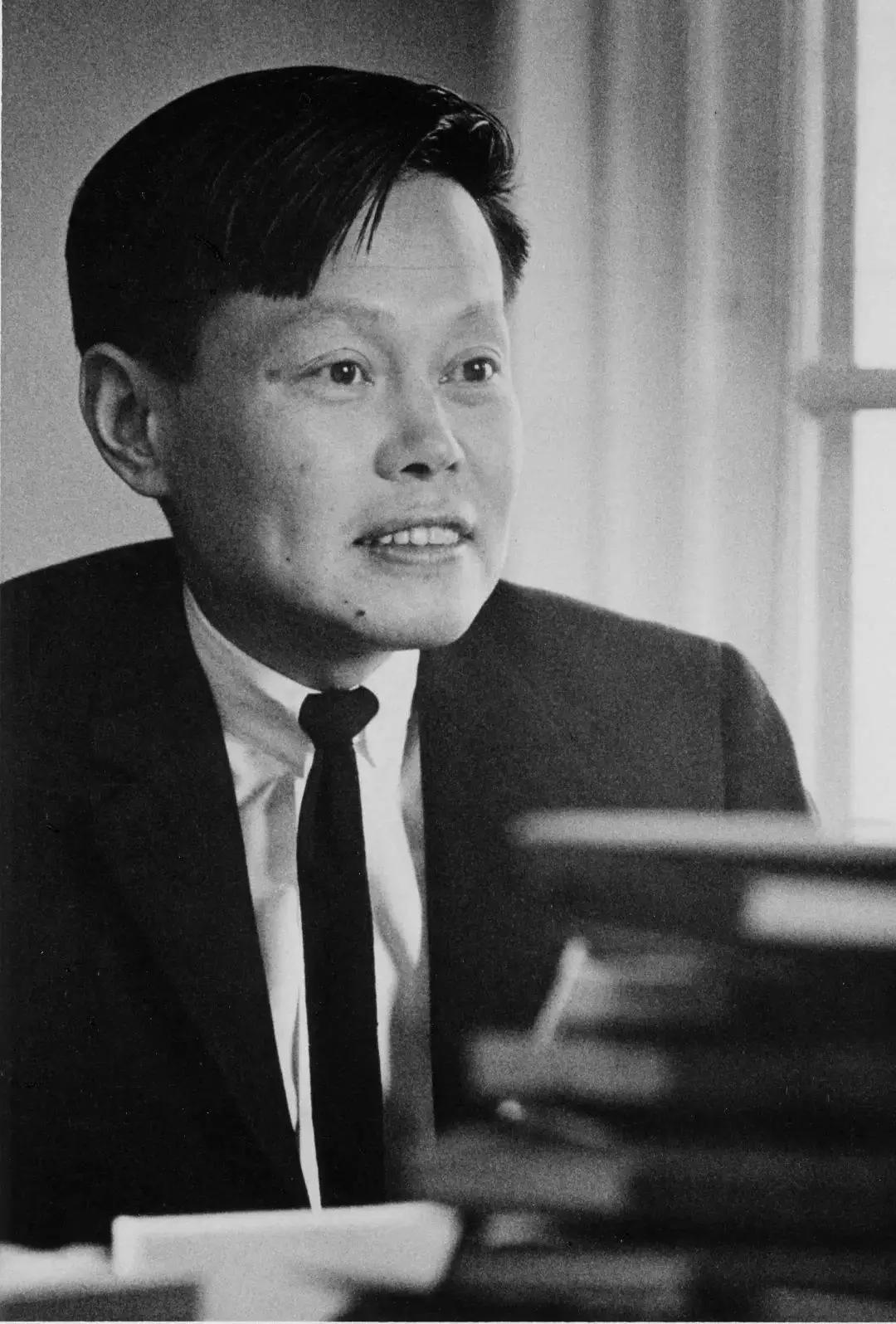 周培源先生回忆说，“毛主席和杨振宁的会谈结束了，众人都站了起来，可毛主席却没站起