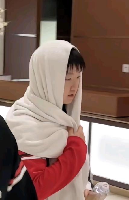 莎莎也是国乒喜剧人为什么莎莎披块毛巾都那么可爱，那么好看头顶一块布，全球她