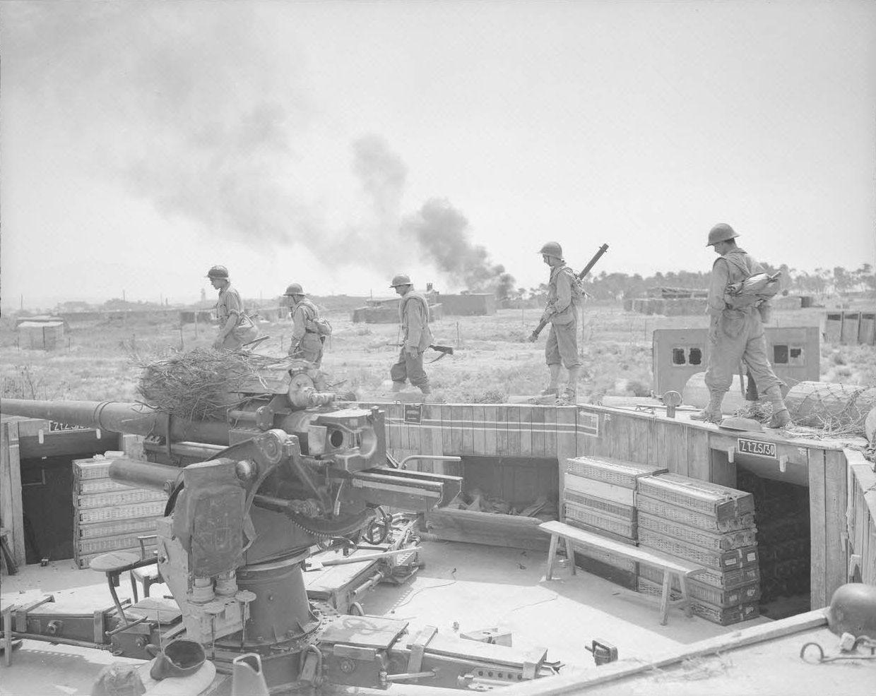 1944年8月22日，法国，马赛近郊。“自由法国”的士兵行经一处被德军