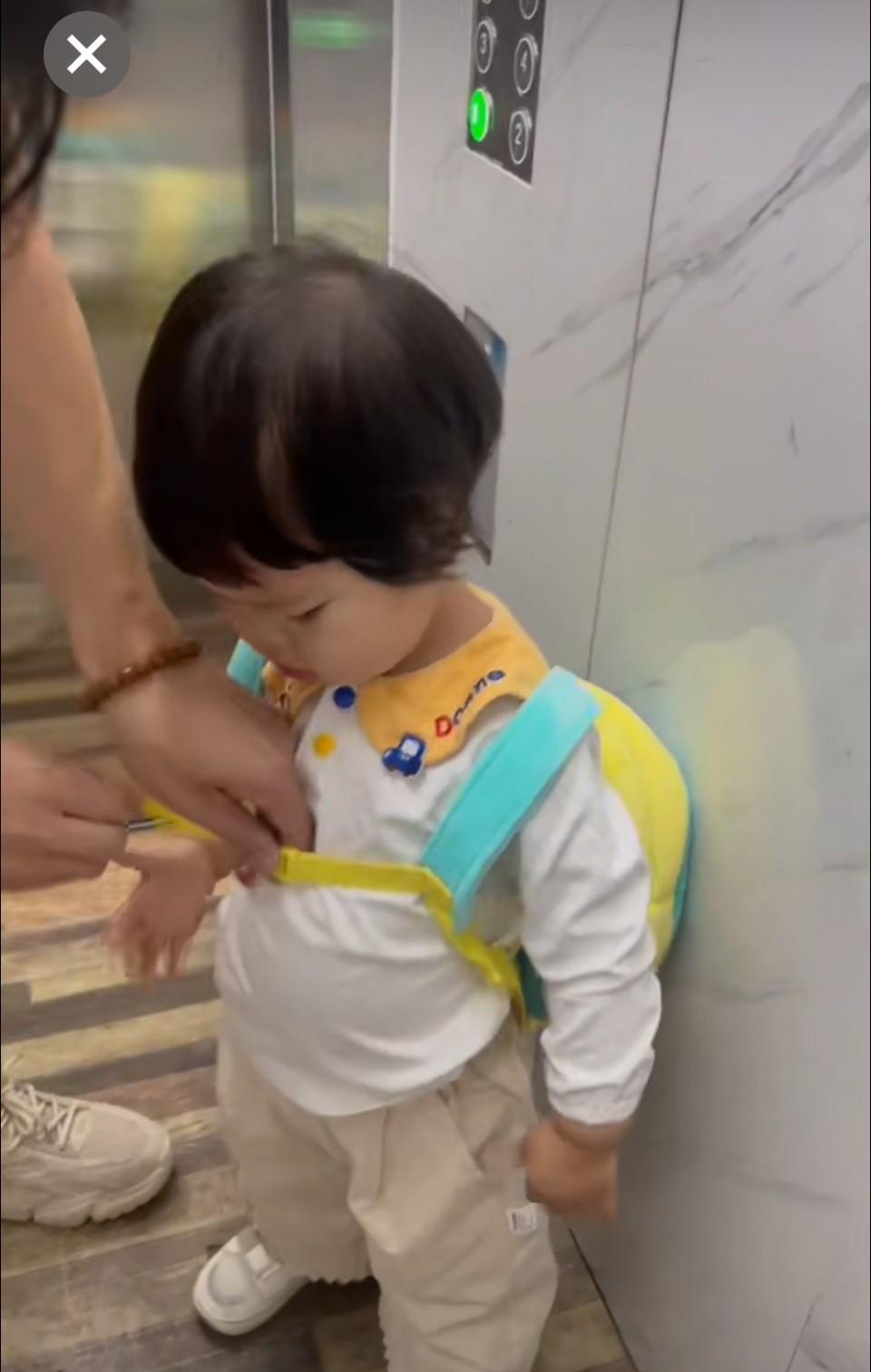 我儿子半夜回来，直接冲进我的房间。那是冬天的一个夜里，半夜12点多了。儿子下