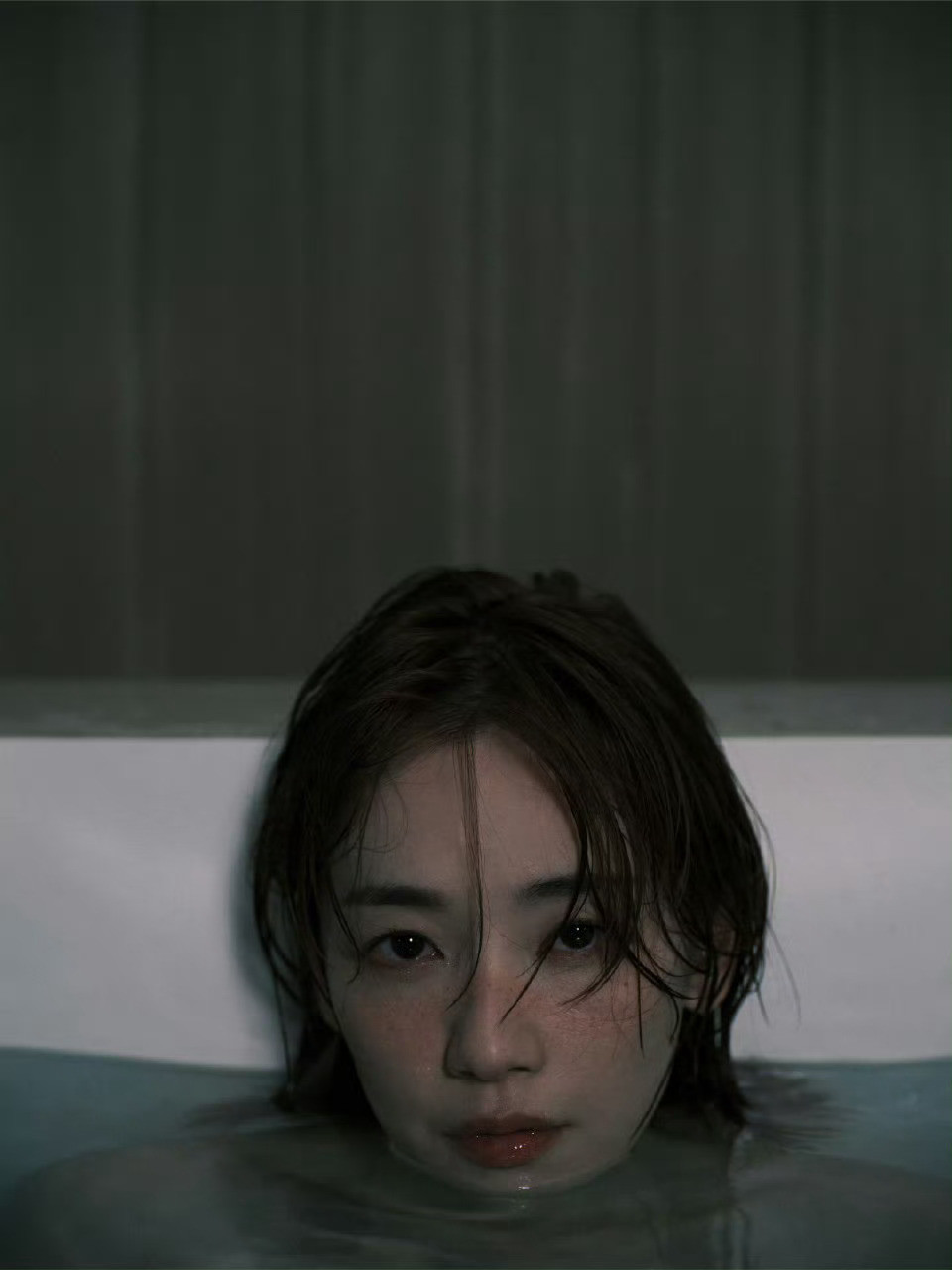 刘雅瑟沉入水底,世界失语。ELLE风尚大典