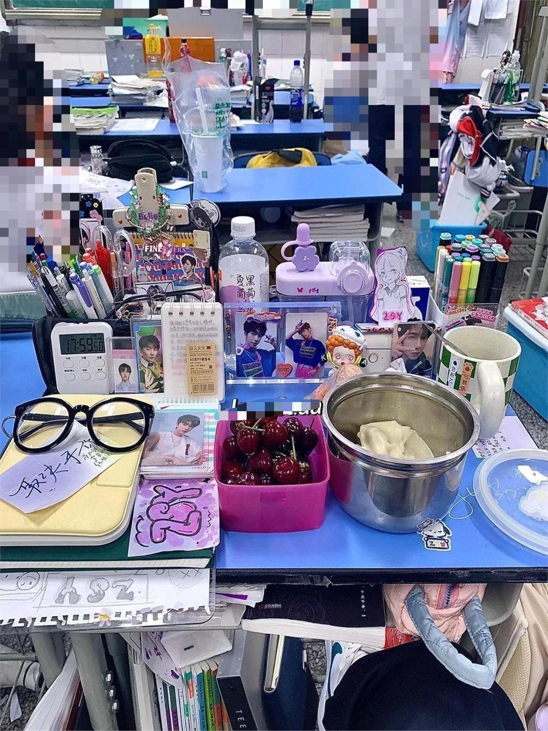 你敢相信这是一个高三女孩的课桌。她对待教室就像对待自己的家一样