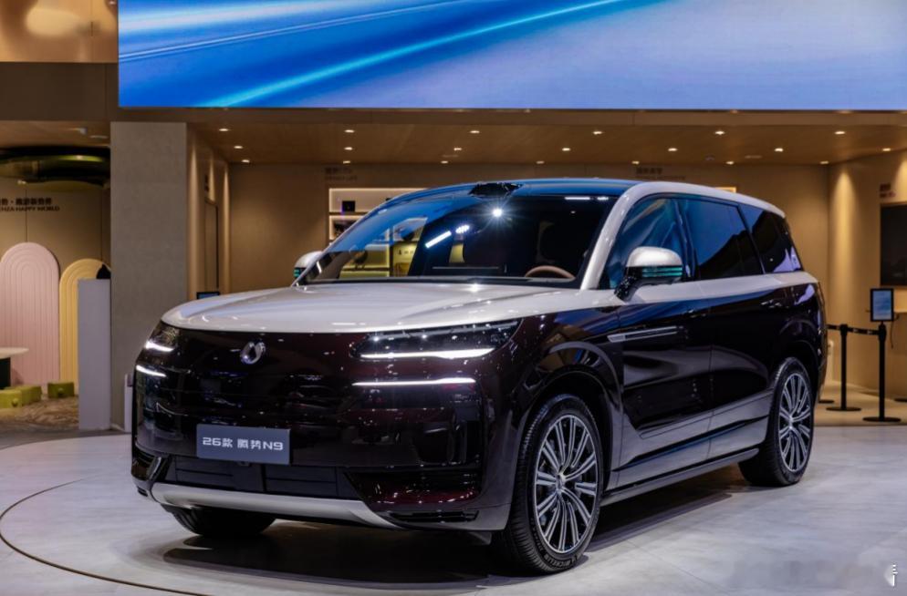 在广州车展上，腾势汽车携全家族车型亮相展馆2.1号馆。展台上，腾势N8L、D9、