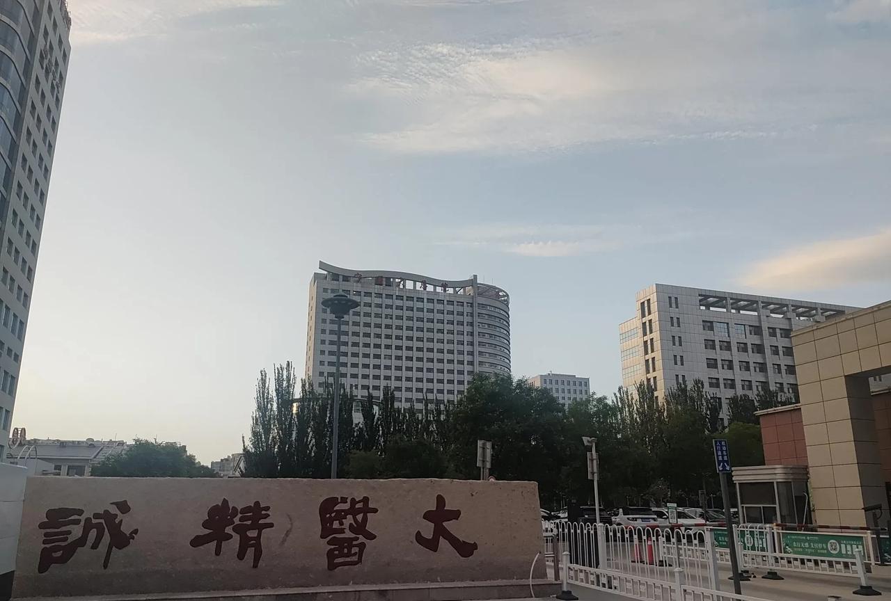 昨天听学校副教授说，他们科室的一个博士生去年光实验试剂的购买费用就达到了50万，