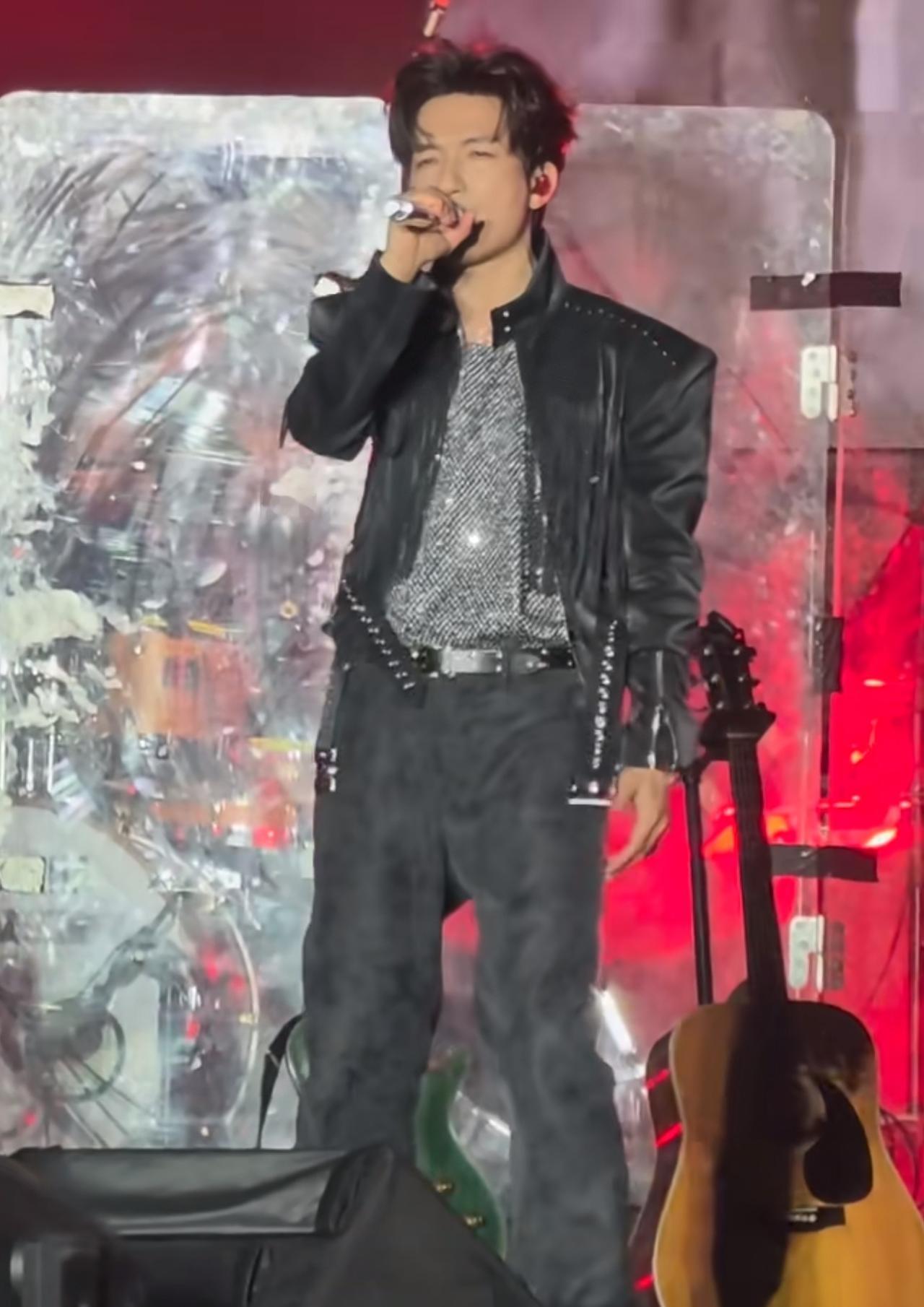 陈楚生草莓音乐节《涂鸦森林》唱嗨了！本来温度有点低，咱生哥一曲《涂鸦森林》让全