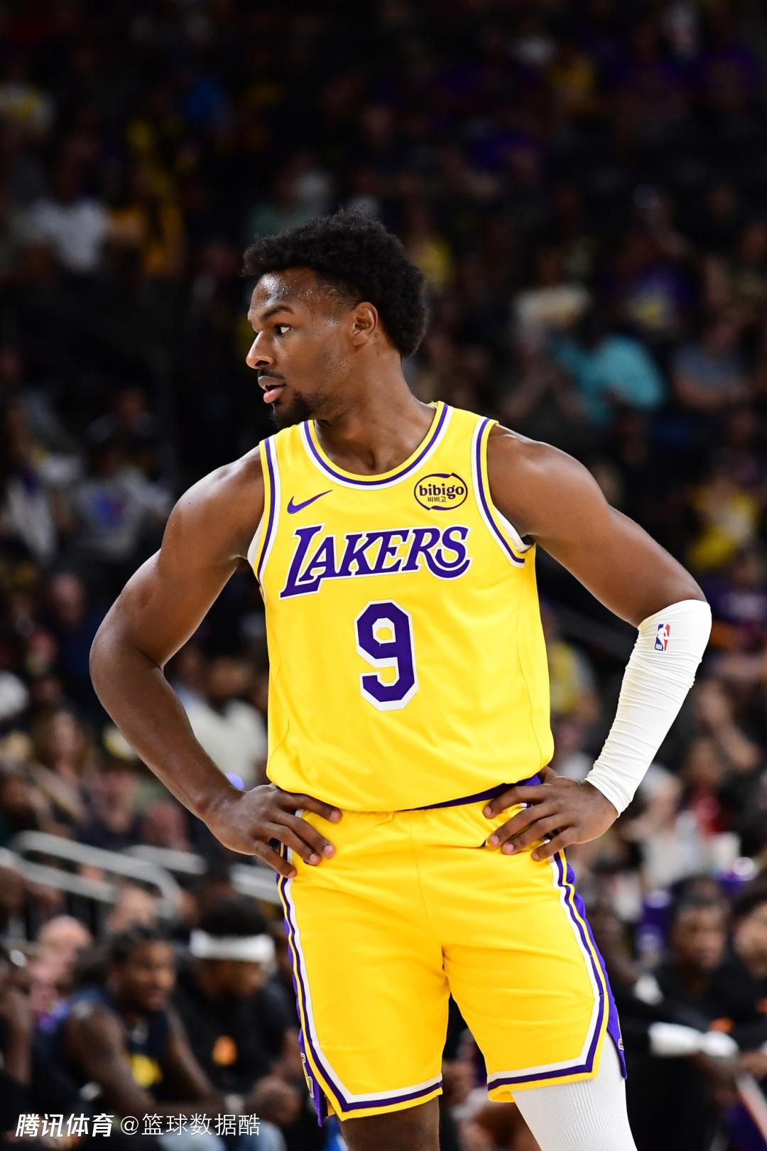 布朗尼是湖人赢球的风向标，只要他出场时间超过五分钟，湖人有90%的概率获胜。在湖