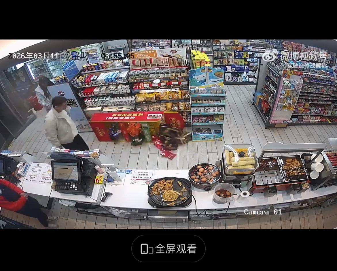 武汉一醉酒男子便利店发酒疯，故意推倒货架。店员质问，他却说是不小心，跟在他一旁的