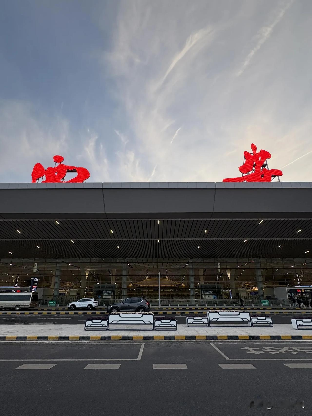 长安盛殿，丝路新港：走进西安机场T5，一座通往盛唐的时空之门当你踏入西安咸阳