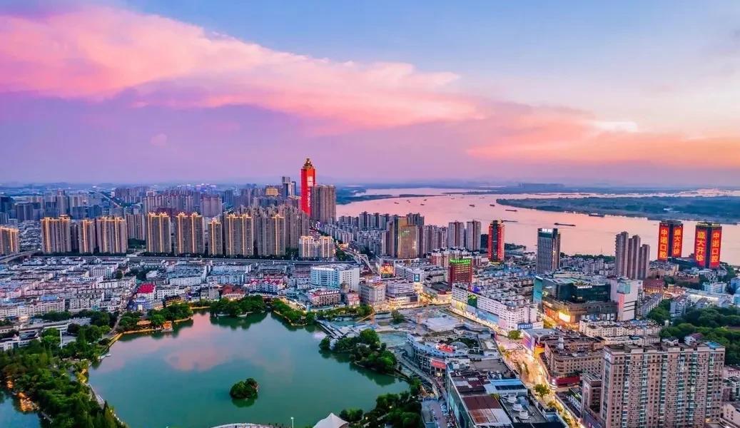 关税战打到现在，让我们对国家的经济发展状况有了更加深刻的认识。一是内需不足，原
