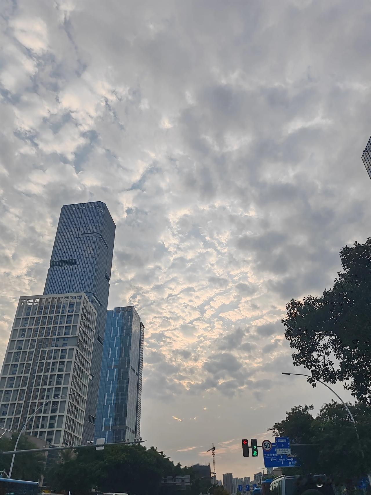 别懵了！这4个“隐形贼”，正悄摸掏空你的钱袋子咱总纳闷：明明没乱花钱，工资