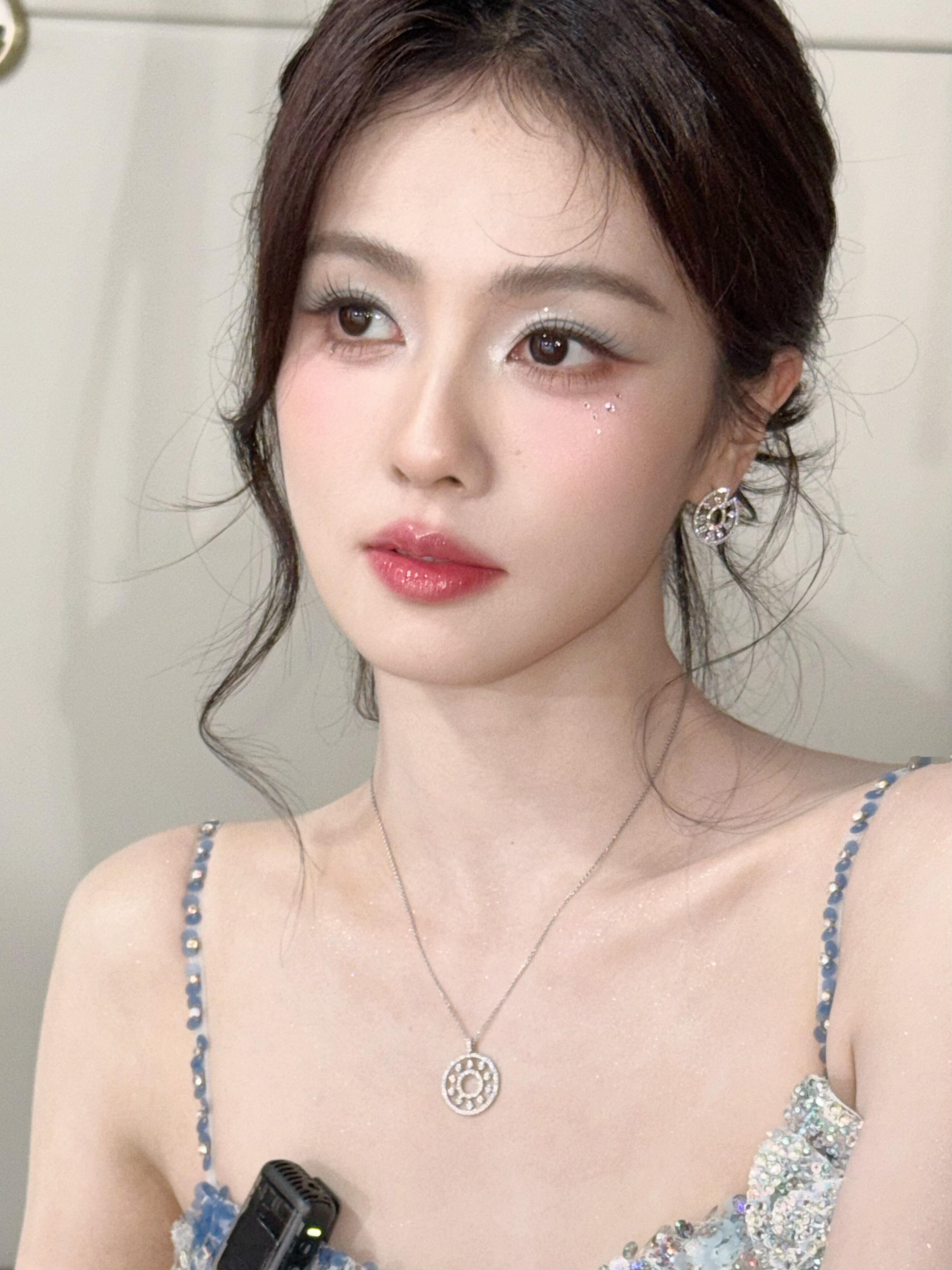白鹿直播得知临江仙破热度9500怼脸拍美成这样🥺​​​