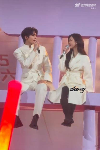 陈都灵宋威龙舞台合唱别管我了！陈都灵宋威龙合唱舞台直接戳中审美，俊男靓女的组合太