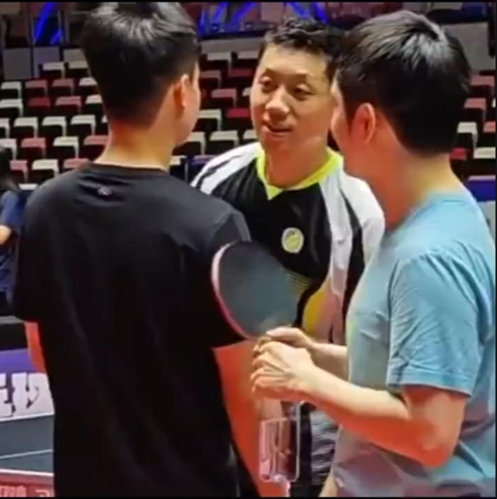 这6张照片，看清楚樊振东与王楚钦的真正关系！这是发生在去年全运会期间，训练场