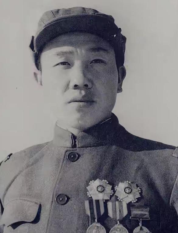 1950年的朝鲜战场寒风刺骨，志愿军第38军113师337团1营1连2排的排长郭