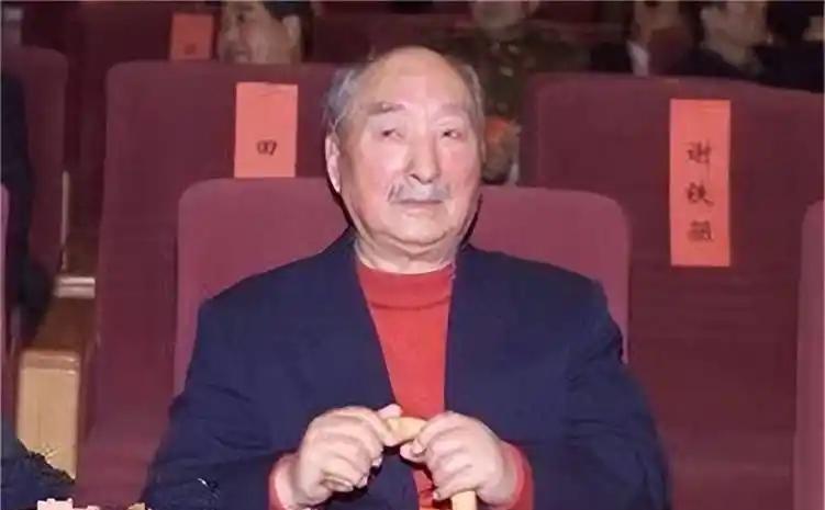 1973年，大名鼎鼎的“黄世仁”陈强拎着两瓶好酒，放下面子敲开了“喜儿”田华的家
