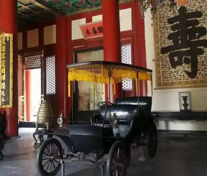 1902年，袁世凯花1万两白银给慈禧买了辆进口汽车。慈禧问了一句话：