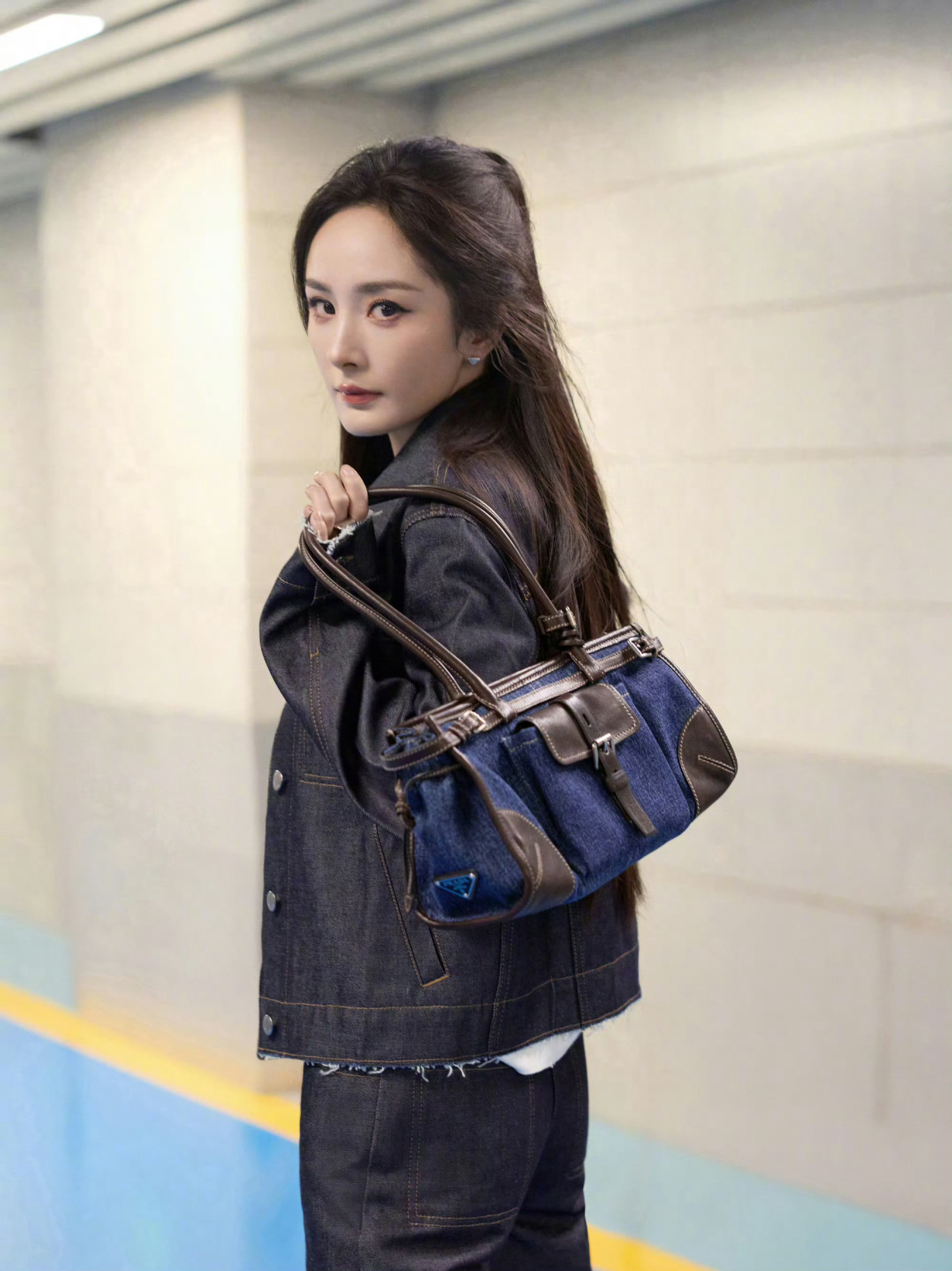 代言人杨幂启程Prada2026秋冬女装秀，官宣title、拿下新年广告、连推