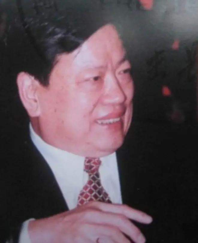 2003年新飞冰箱生产线大火，员工不等消防车进来就冲进厂房，不顾自身安危迅速灭火