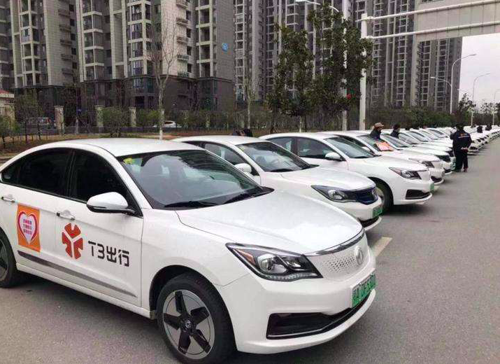 国庆景区门口打不到车，司机也接不到单？网约车旺季真相来了！国庆假期，成都大熊猫基地门口，游客陈丹站了