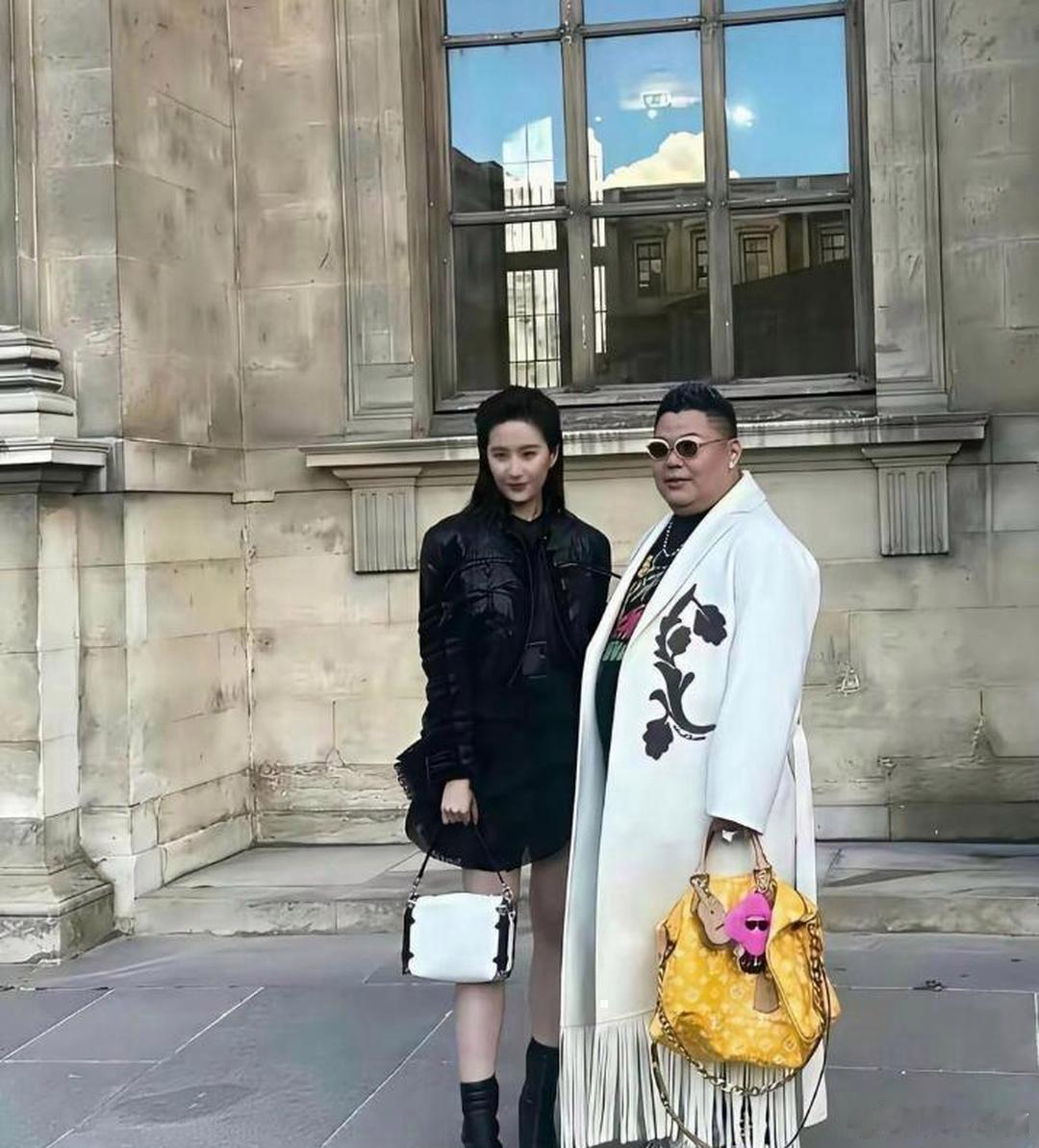刘亦菲旁边的土豪提的lv包价值1200万，贫穷限制我的想象力