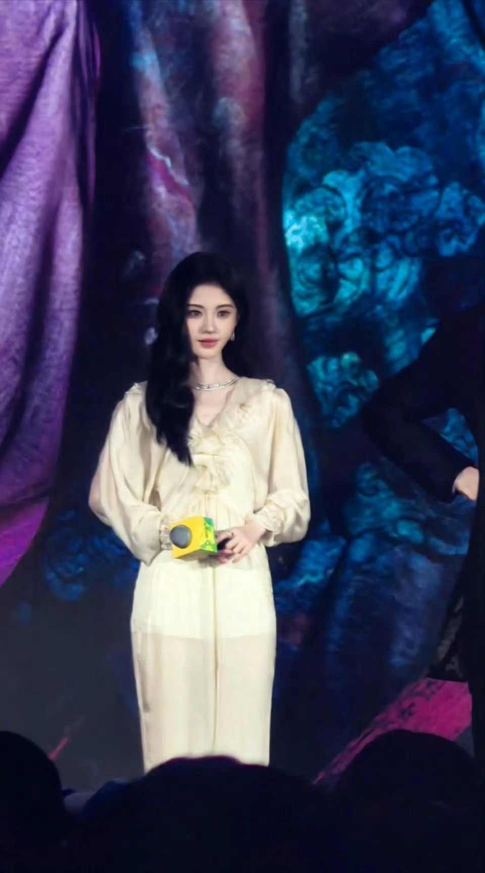 鞠婧祎柔纱白裙小鞠的颜值真的绝了，每次出场都像仙女下凡🙌​​​