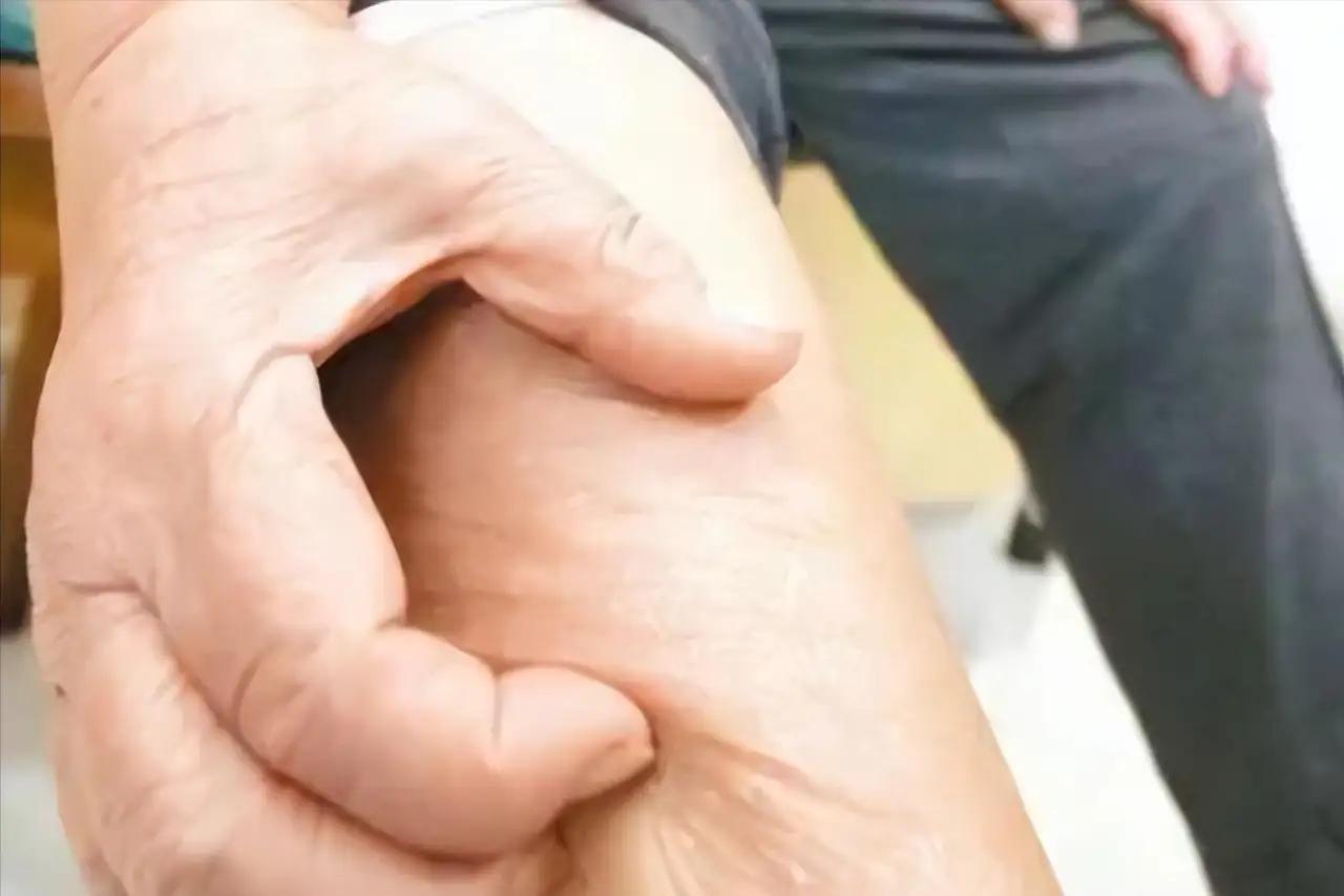 身体两处莫名发痒？别再乱涂药了！医生紧急提醒：这可能是血糖“爆表”的危险信号！