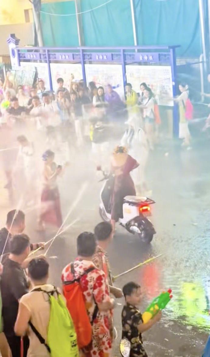 【当地回应两女子遭多人高压水枪喷射】泼水节两女子遭多人用高压水枪喷射4月13日