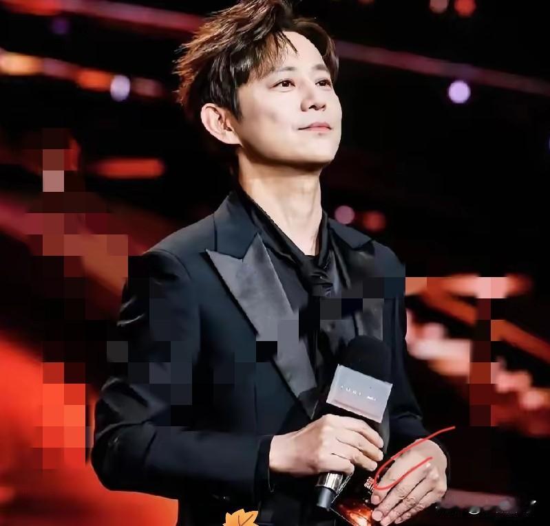 今晚估计其他主持人们都要哭了！不是因为自己没主持微博视界大会，也不是因为嫉妒芒