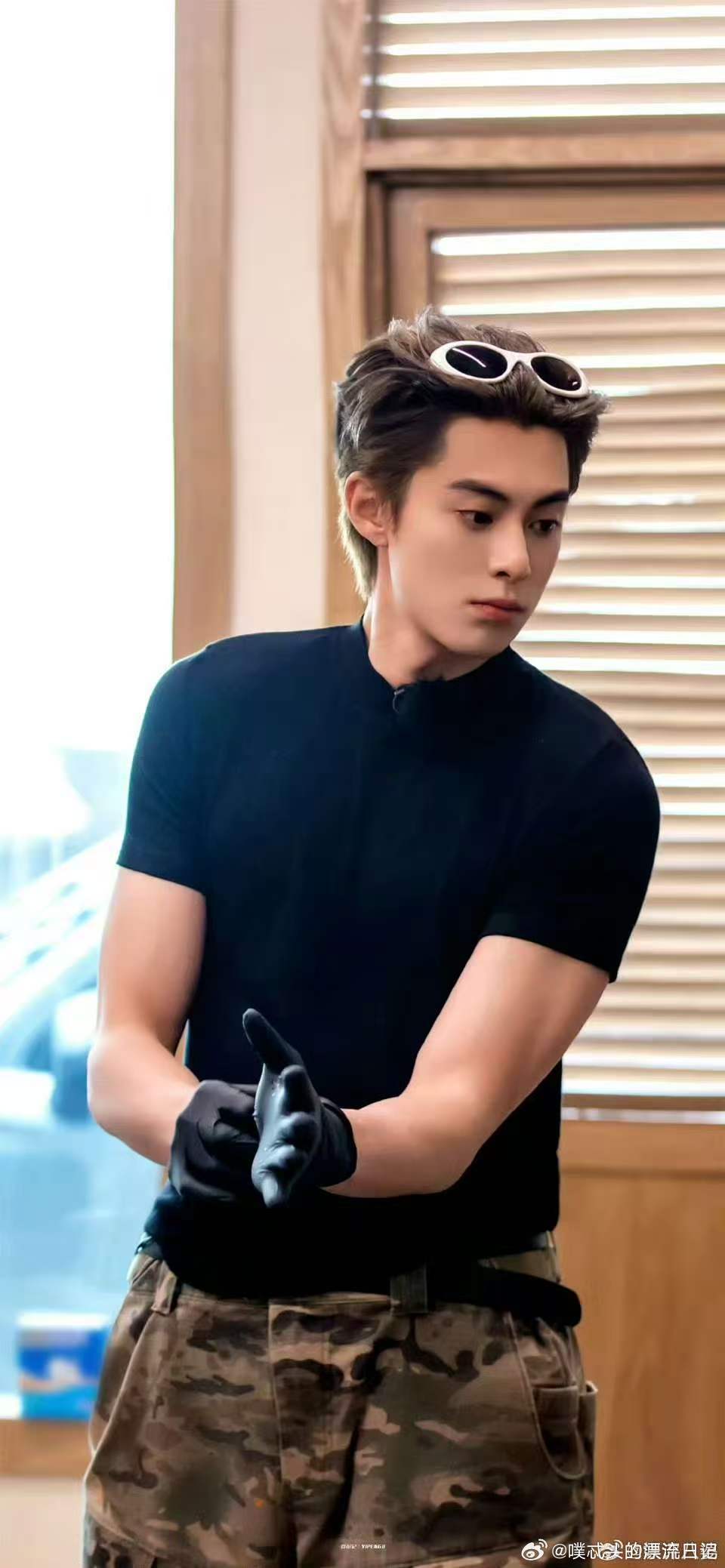 王鹤棣下海亲爱的客栈王鹤棣在亲爱的客栈太圈粉！从员工到主理人蜕变惊人，下海抓海鲜