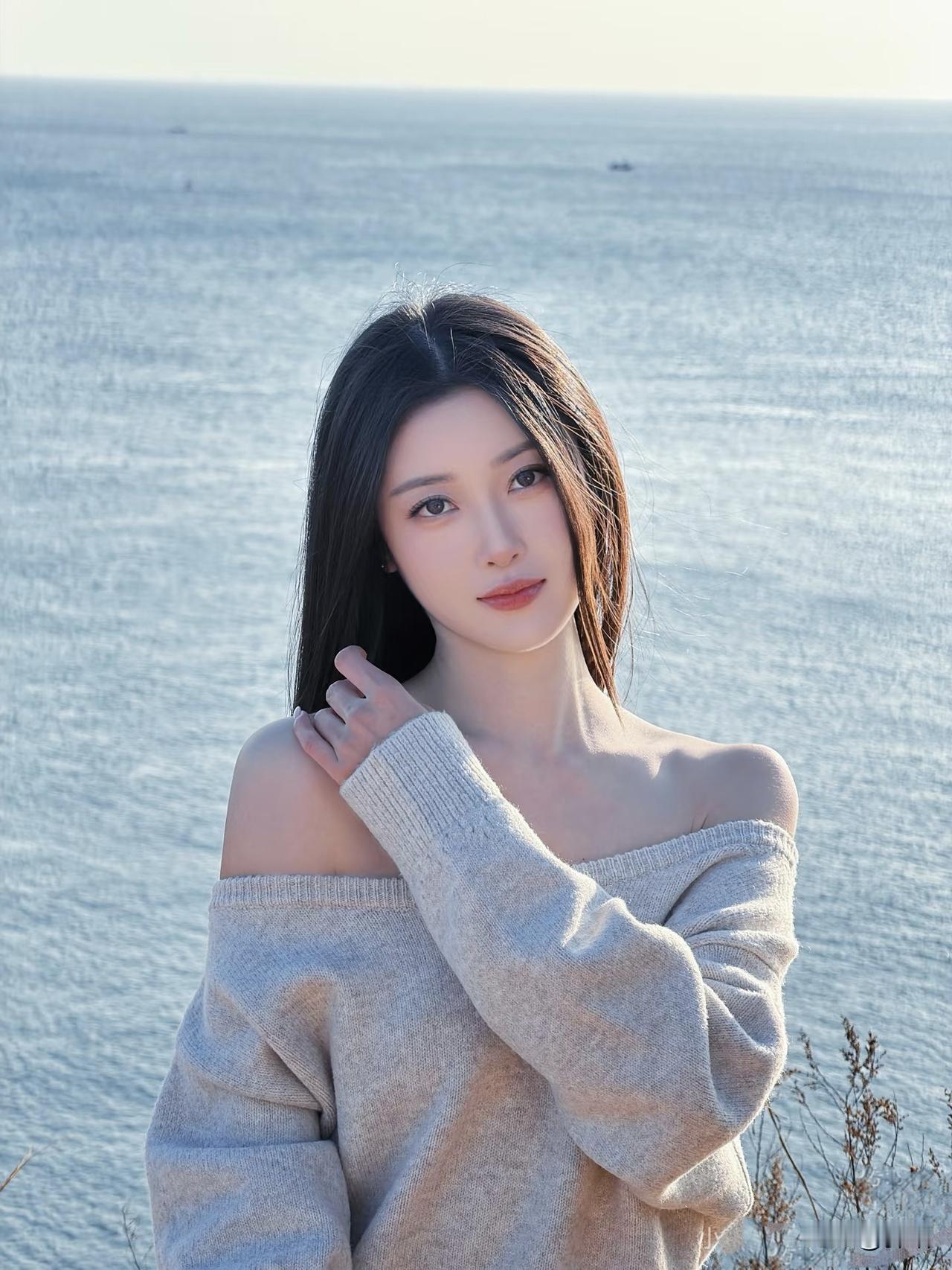 美图欣赏，看图写诗《海畔晴柔》七言绝句碧海粼粼映斜阳，浅衫轻覆玉肌