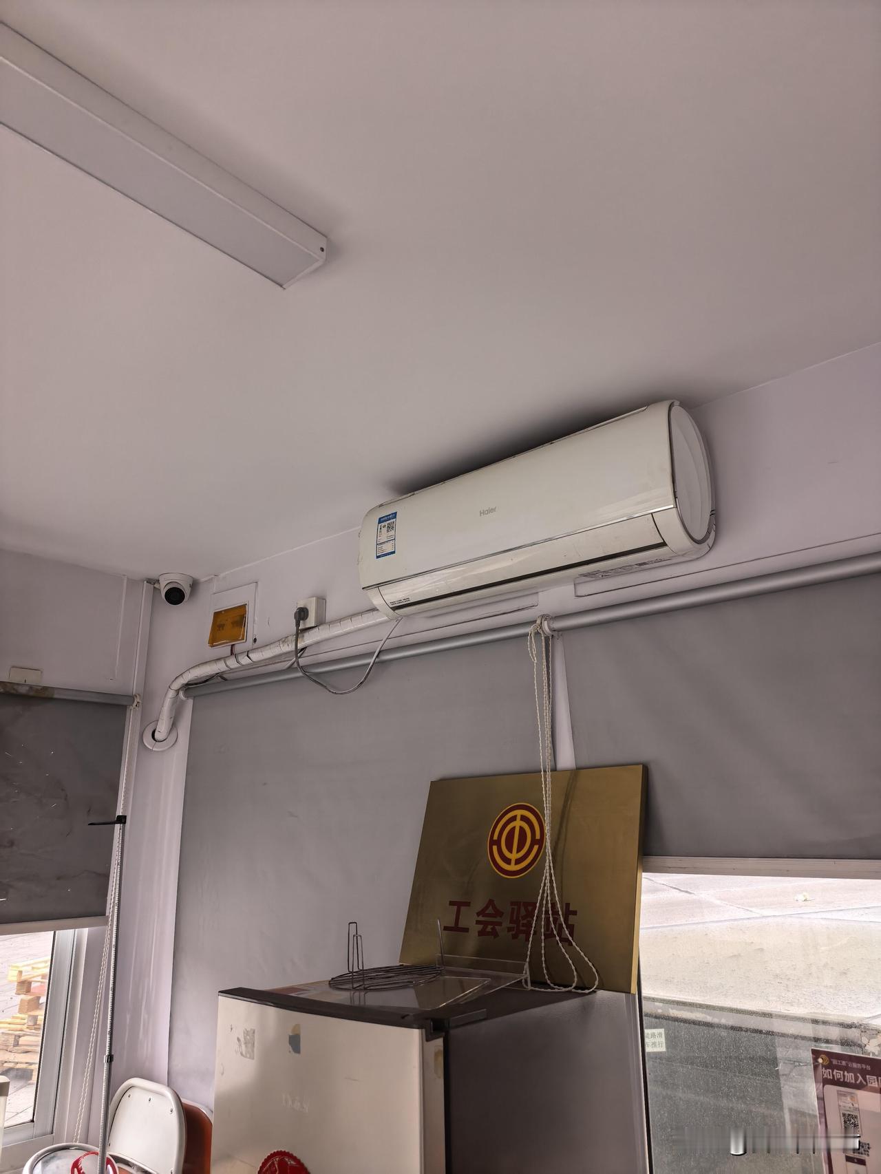 我只是一个路人，两个星期前，上班路过这个亭子被一个环卫阿婆拦住，跟我说天太冷了。