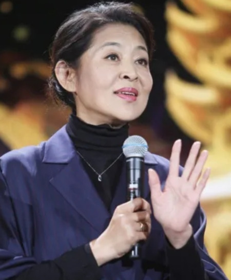 2008年，倪萍99岁的姥姥躺进ICU，医生问倪萍：“病人情况不好，要上呼吸机吗