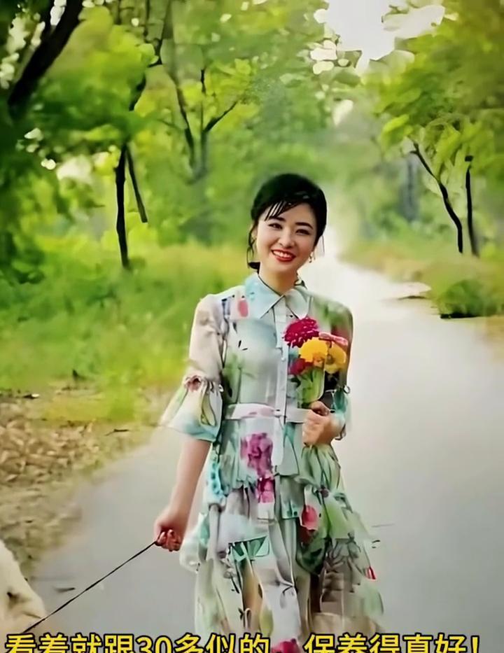 这位女士大家认得出来吗？年轻那会儿可是大伙心里的女神。照片里她都46岁了，看着就