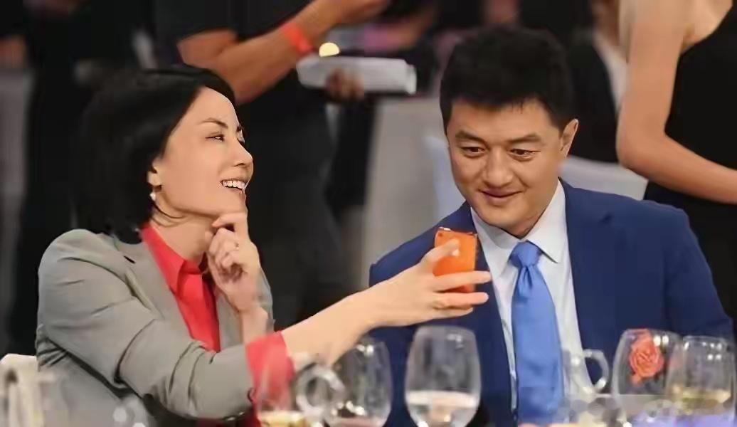 我刚听一位不愿透露姓名的妇产科医生在休息室叹气说：“当年给王菲做产检，告知胎儿可