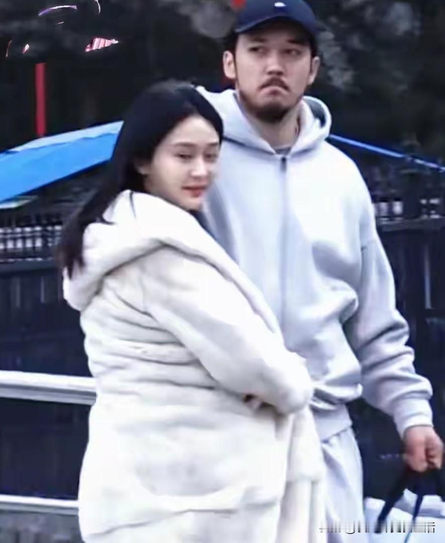 陈牧驰和陈冰夫妇，又被大家拍到了。两个人也没有遮掩，就是大大方方的逛街，感情