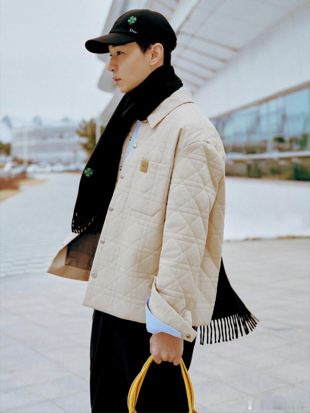 Henry出发巴黎时装周Henry的机场时尚感绝了！奔赴巴黎时装周的穿搭简约有