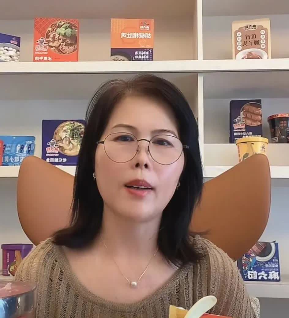 刚刚，小杨阿姨直播了！网友都说，她气质越来越好，越来越不像保姆了！不得不说，汪小