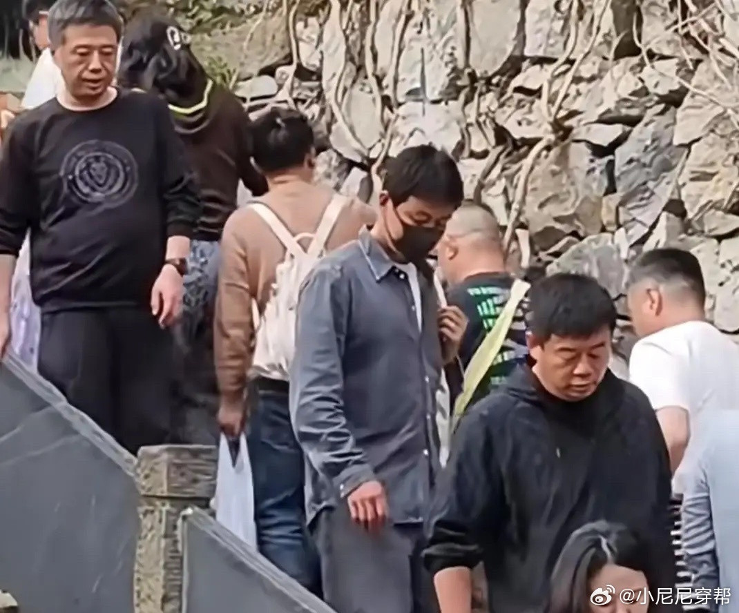 佟大为和老婆关悦带9岁儿子现身江西农村游玩，一家三口合照留念，看起来很有爱！他们