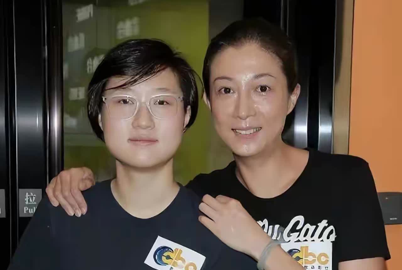 由穷困潦倒的吴卓林想去与王思聪有干戈的闪闪她妈！吴卓林说：他这辈子最恨的人不