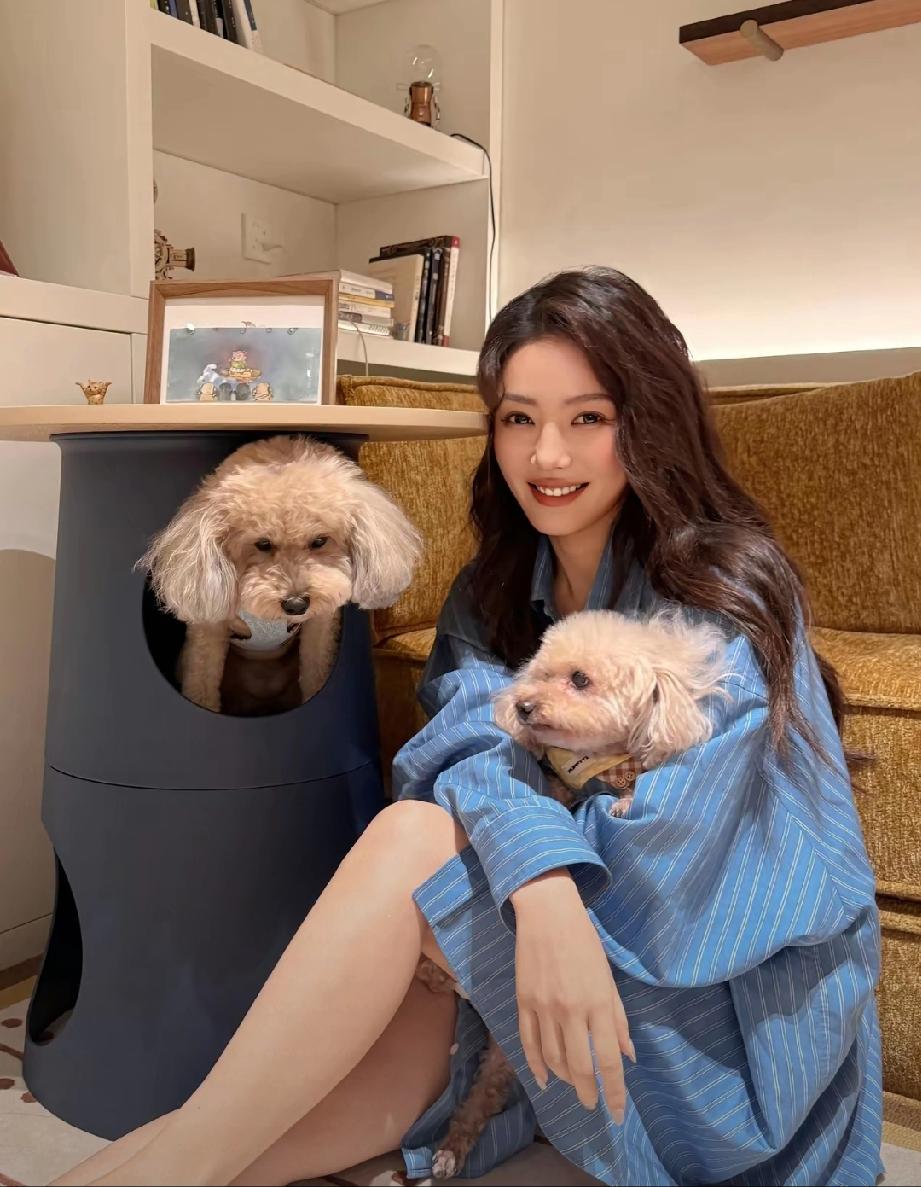 蔡文静的脚可真漂亮，是我见过最漂亮的脚丫子。