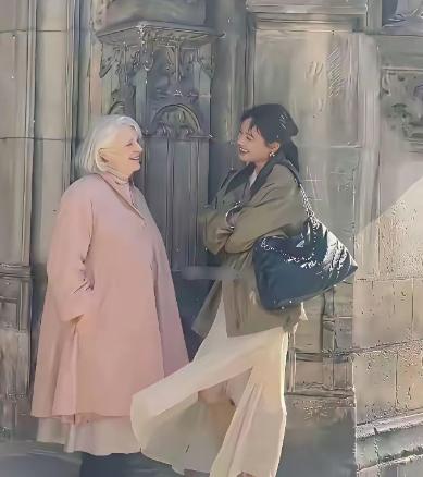 马思纯和外国老太太的图片全网疯传。到底是抓拍还是摆拍。法国人的优雅时髦是与生