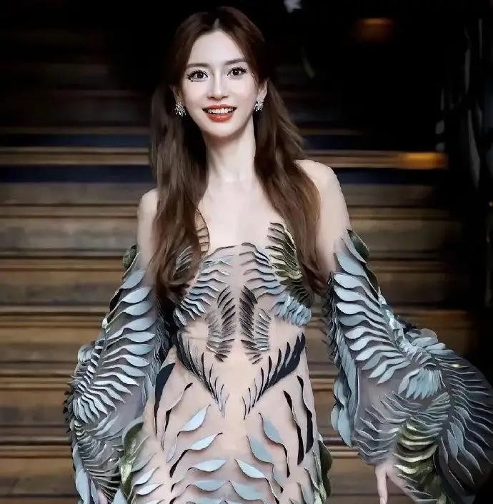 杨颖默默带娃4年，叶珂抱着女儿做单亲妈妈！48岁的黄晓明，真以为能靠“好爸爸”瞒过去？2026年8月