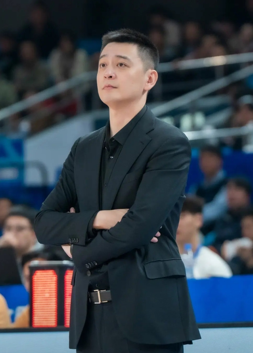 辽宁连输广东、青岛后，已经有辽宁球迷嚷嚷着让杨鸣下课了，三连冠的战绩都难保杨鸣的