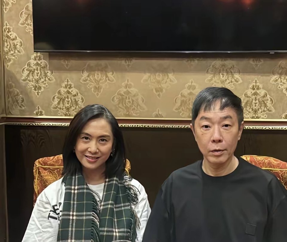 黄贯中大大方方晒了他和夫人朱茵的近照，没有美颜，非常真实！曾经的美人已经老了，不