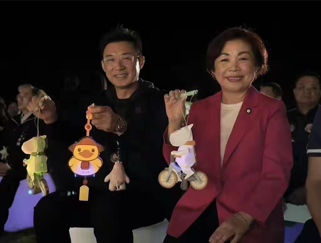 最近台中一场灯会活动，杨琼璎和江启臣同框合影，成了大家关注的焦点。两人之前为台中