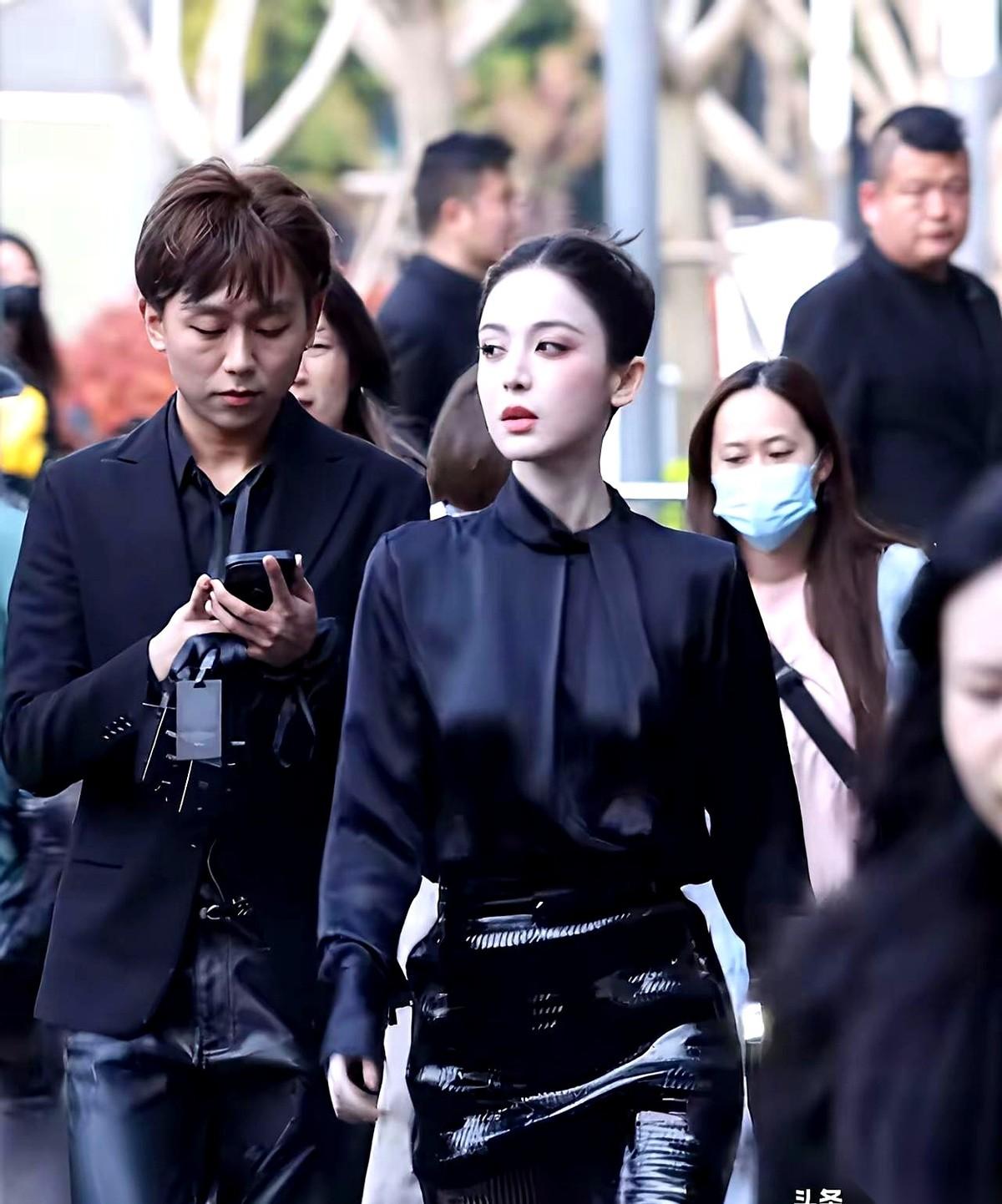 古力娜扎那套新图，就像一颗小石子，精准砸进了半夜三点的摸鱼群。群里瞬间炸了。不