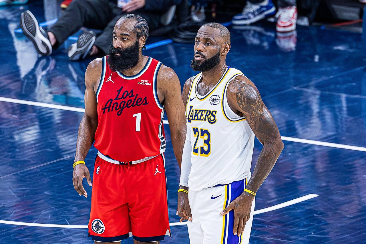 得分、助攻和抢断均进入历史前20的球员：詹姆斯：得分第1，助攻第4，抢断第6