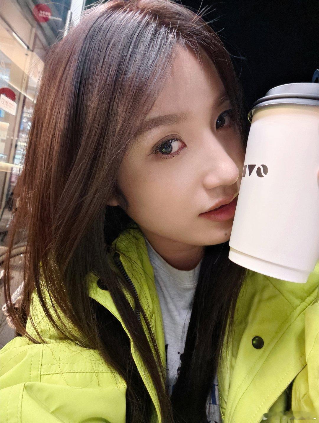 骑车四公里，到奶茶店了...不喝一杯你们说是不是白来了？喝一杯奶茶不过分吧？