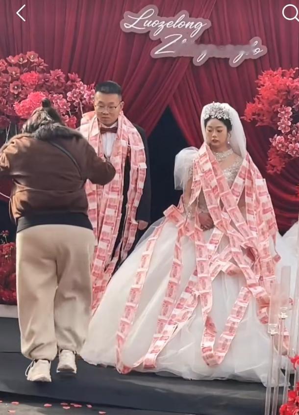 如此婚礼，只为炫耀，不知道有什么幸福可言。新郎新娘也好像不觉得幸福，都是耷拉着