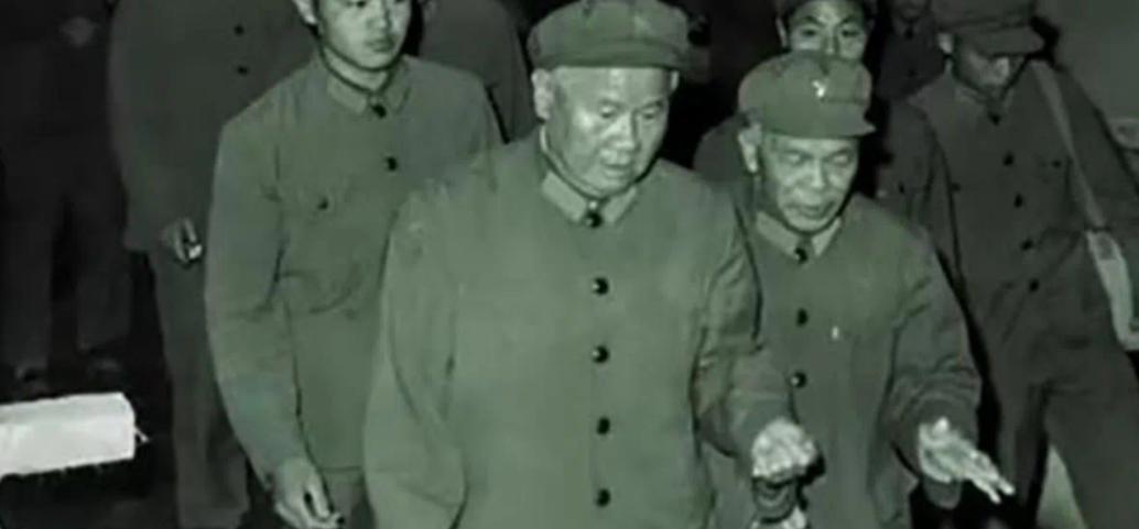 1984年，陈再道正在家中享受宁静时，突然传来敲门声。几名穿着制服的人闯入，说：